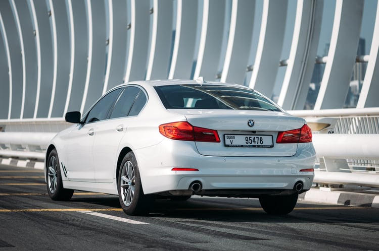 Weiß BMW 520i zur Miete in Abu-Dhabi 2