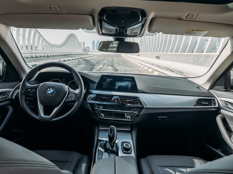 Белый BMW 520i в аренду в Шарджа 3