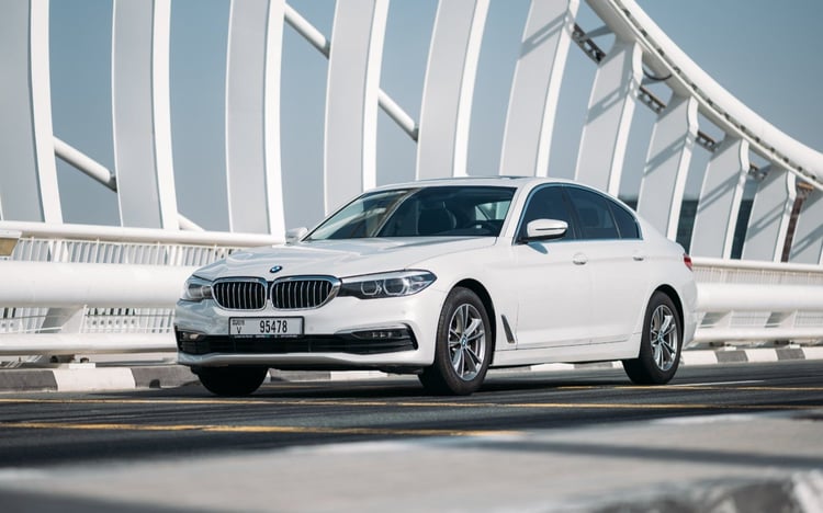 Blanco BMW 520i en alquiler en Dubai