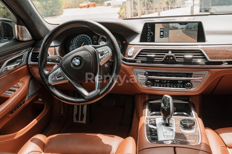 Blanco BMW 750 XDrive en alquiler en Sharjah 5