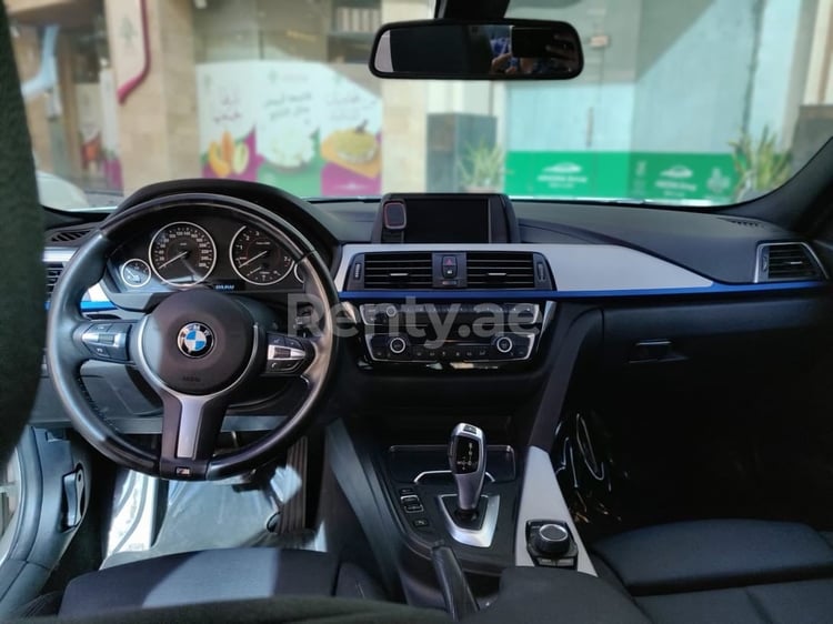 Bianca BMW 318 in affitto a Sharjah 5