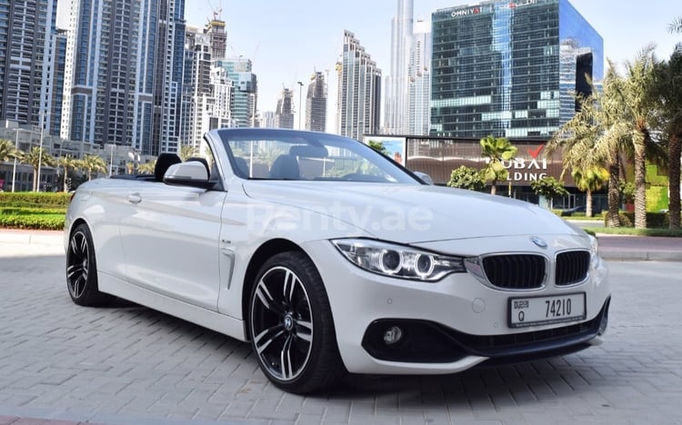 Blanc BMW 420i Cabrio en location à Dubai