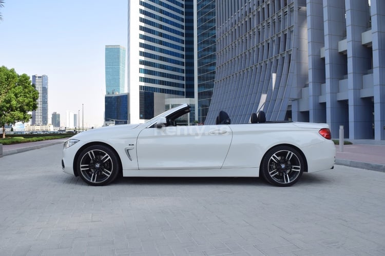 أبيض BMW 420i Cabrio للإيجار في دبي 1