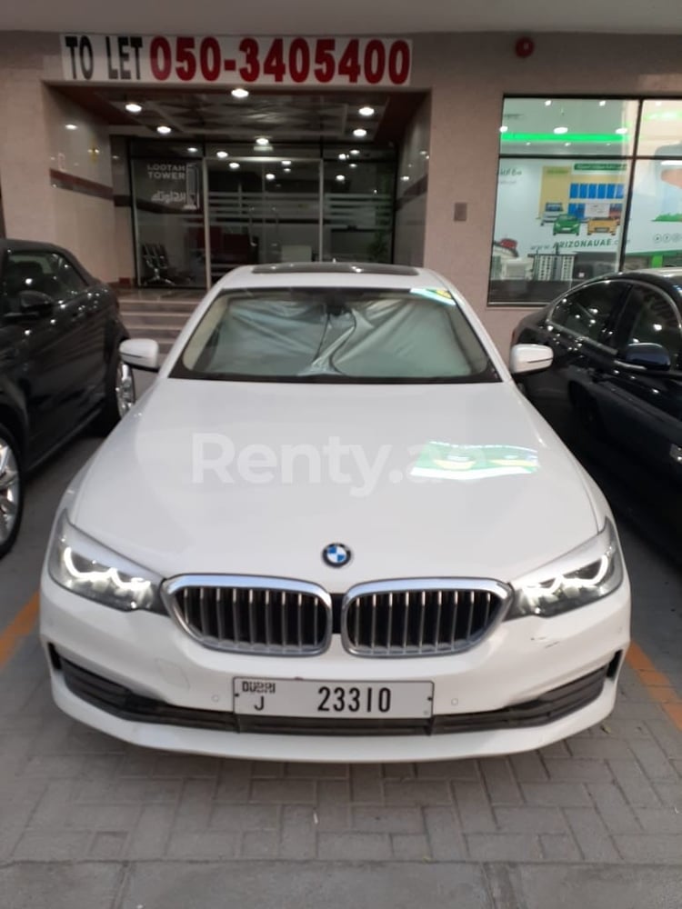 Blanc BMW 520i en location à Dubai 0