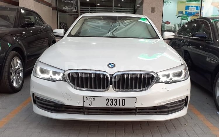 Белый BMW 520i в аренду в Абу-Даби