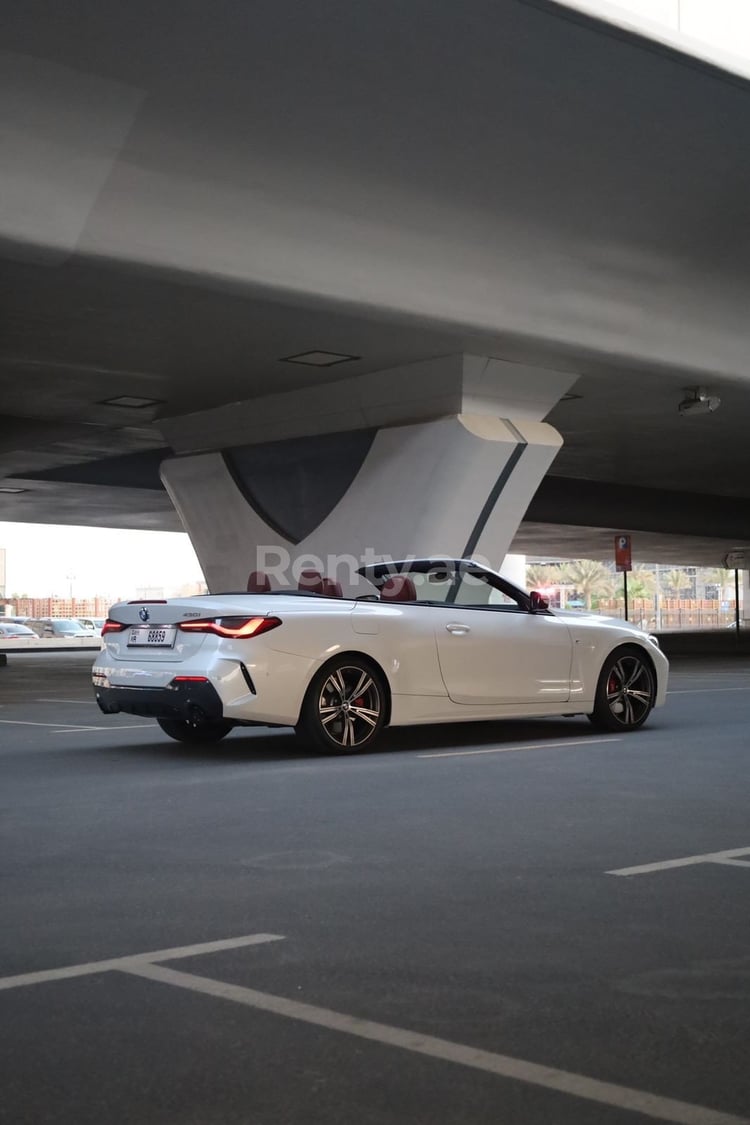 Blanco BMW 430i cabrio en alquiler en Dubai 1