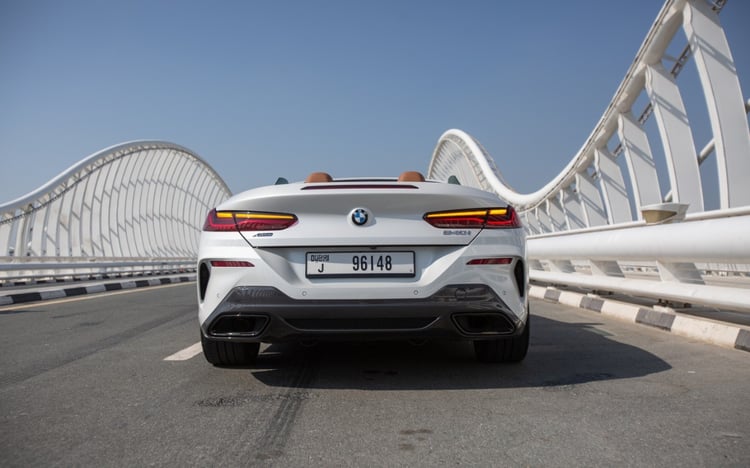 Weiß BMW 840i cabrio zur Miete in Dubai 2