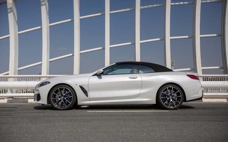 Weiß BMW 840i cabrio zur Miete in Dubai 3