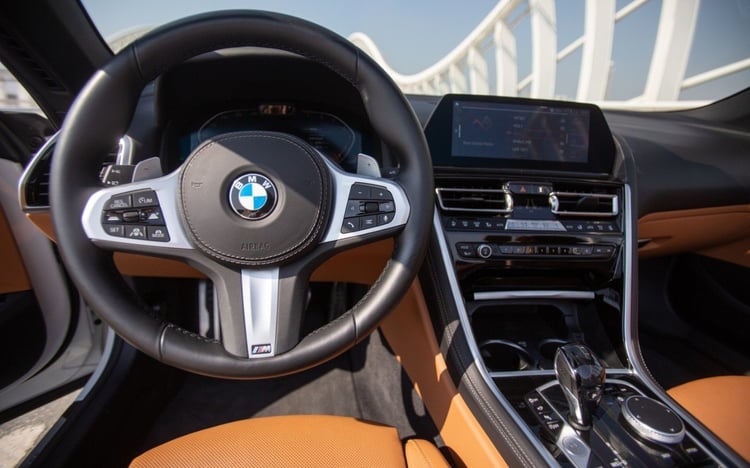 Blanc BMW 840i cabrio en location à Abu-Dhabi 4