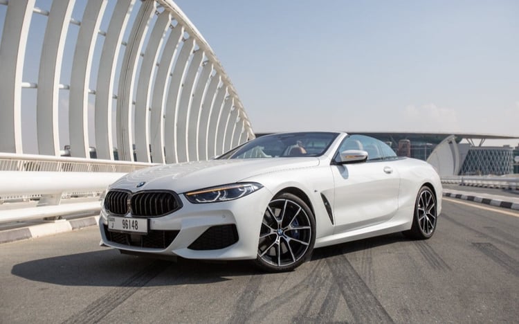 Weiß BMW 840i cabrio zur Miete in Abu-Dhabi