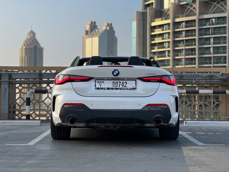 Blanc BMW 430i cabrio en location à Dubai 3