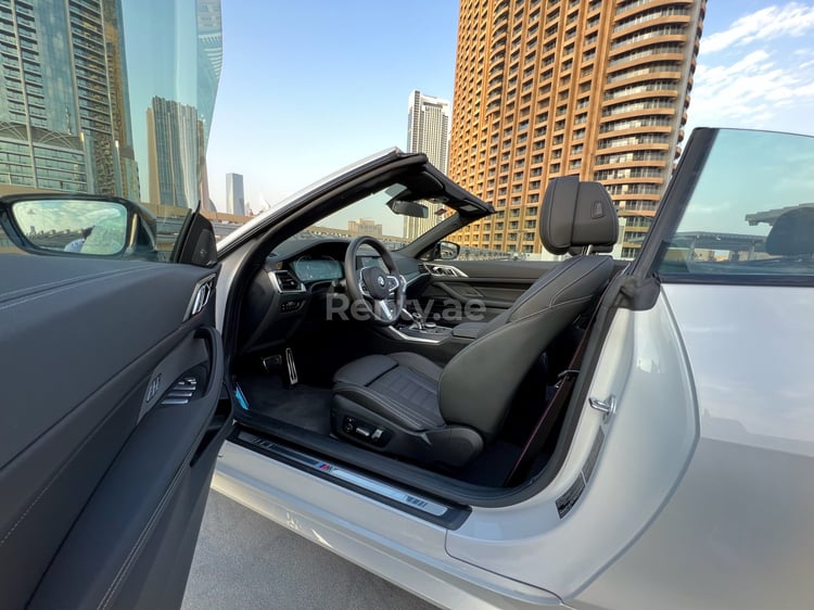 Weiß BMW 430i cabrio zur Miete in Abu-Dhabi 4