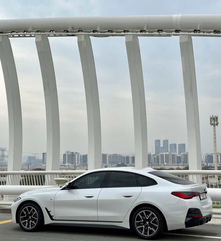 Blanc BMW 420i en location à Abu-Dhabi 1