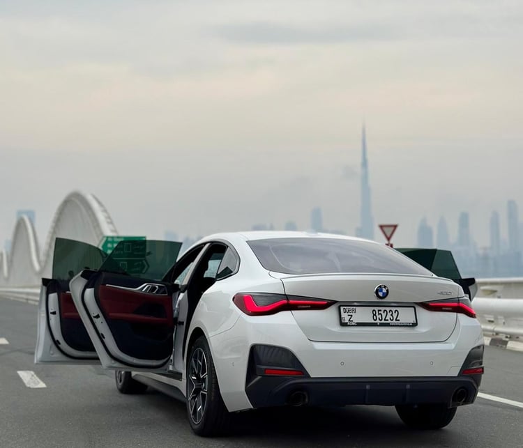 Blanc BMW 420i en location à Abu-Dhabi 2