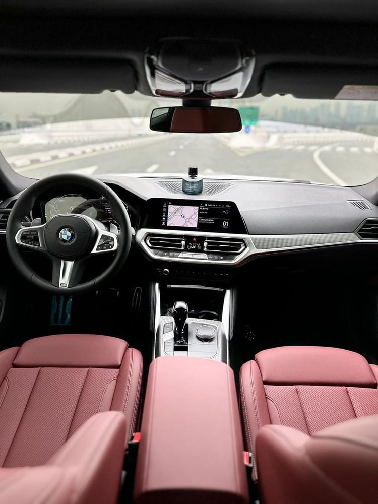 Blanco BMW 420i en alquiler en Dubai 4