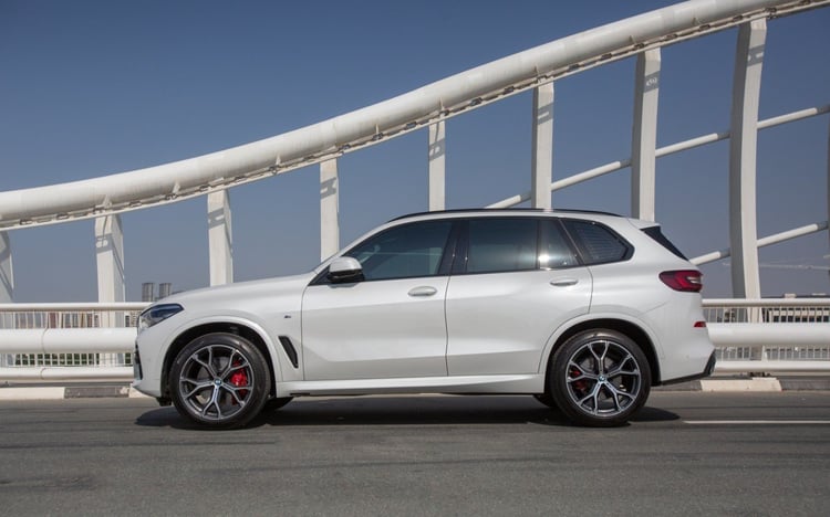 Blanco BMW X5 40iM en alquiler en Abu-Dhabi 1