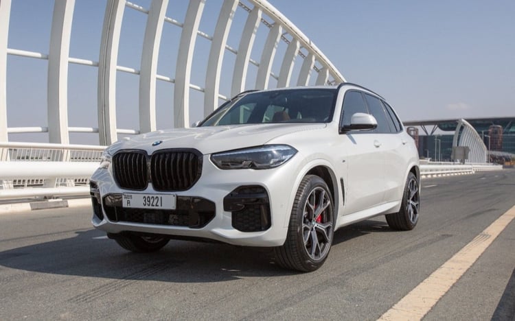 Weiß BMW X5 40iM zur Miete in Abu-Dhabi