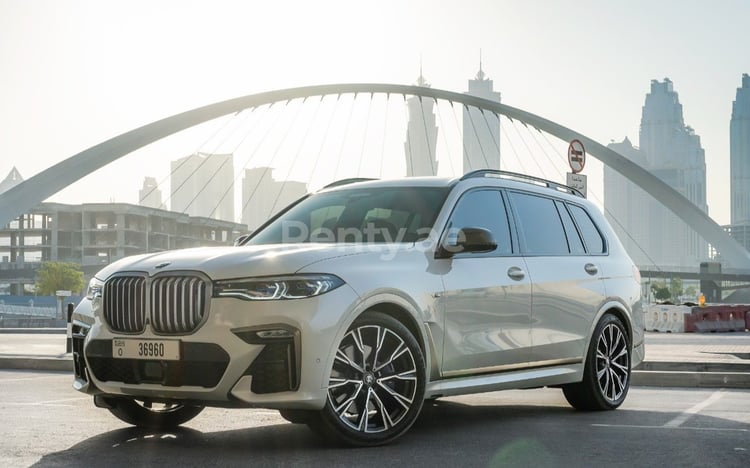 Bianca BMW X7 M50i in affitto a Abu-Dhabi