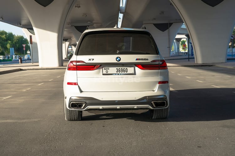 Bianca BMW X7 M50i in affitto a Dubai 1