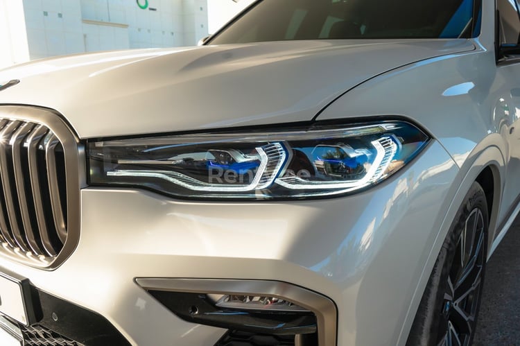 Bianca BMW X7 M50i in affitto a Dubai 2