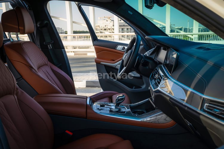 Bianca BMW X7 M50i in affitto a Abu-Dhabi 4