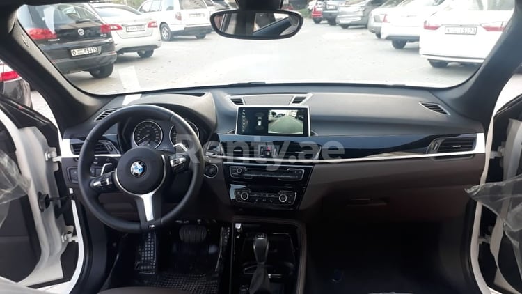 Blanco BMW X1 en alquiler en Sharjah 0