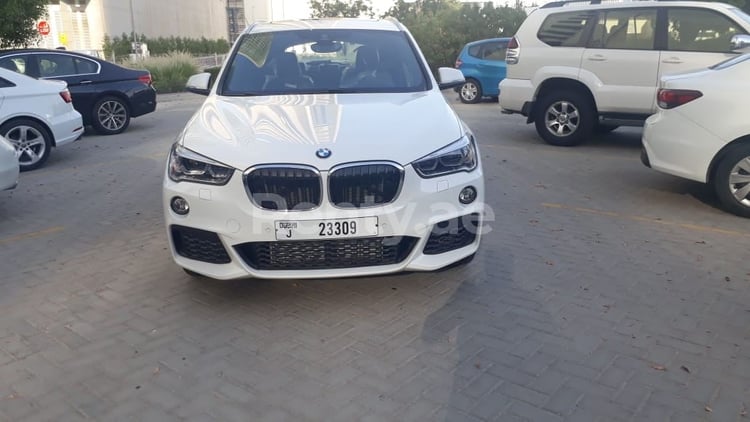 Blanc BMW X1 en location à Abu-Dhabi 5