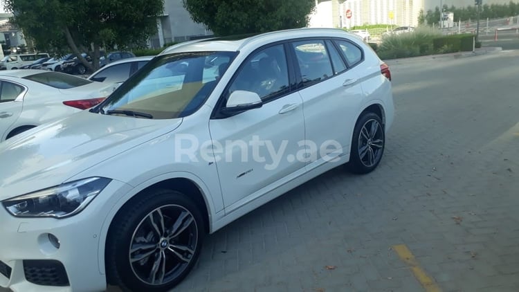 Blanco BMW X1 en alquiler en Dubai 6