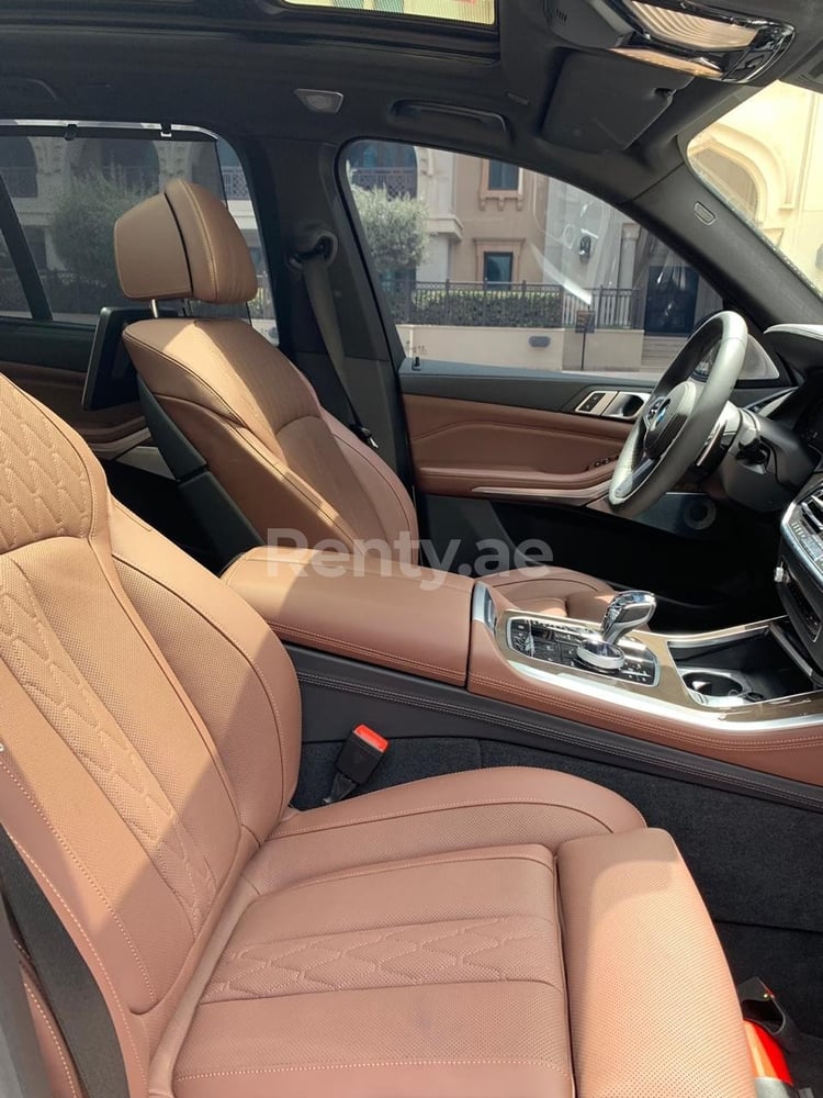 أبيض BMW X5 للإيجار في دبي 1