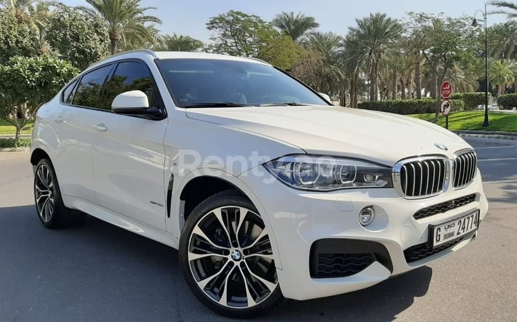 أبيض BMW X6 M power Kit V8 للإيجار في دبي