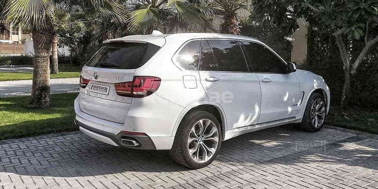 Weiß BMW X5 zur Miete in Abu-Dhabi 2