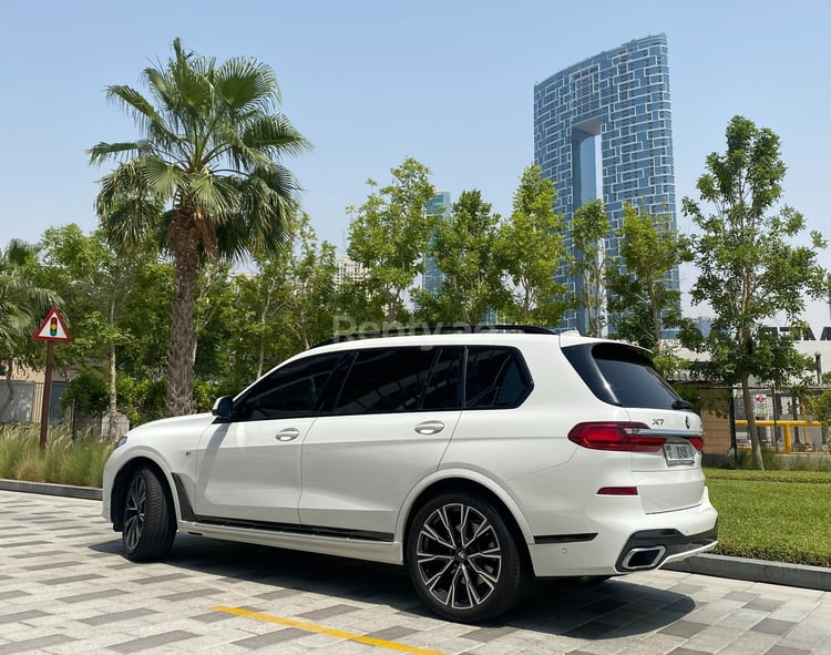 Weiß BMW X7 zur Miete in Abu-Dhabi 0