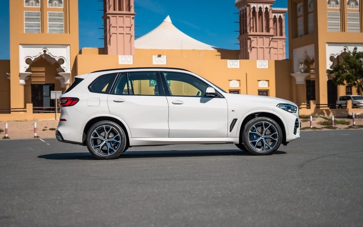 Blanc BMW X5 en location à Dubai 1