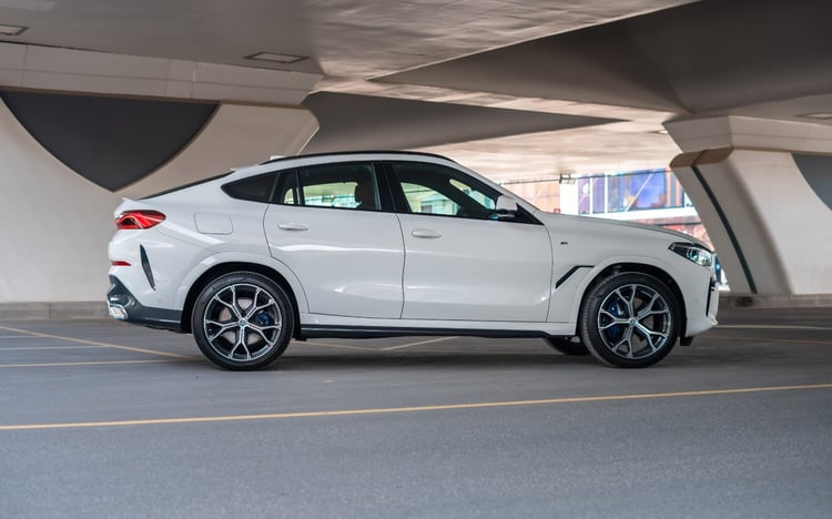 Blanc BMW X6 en location à Sharjah 1