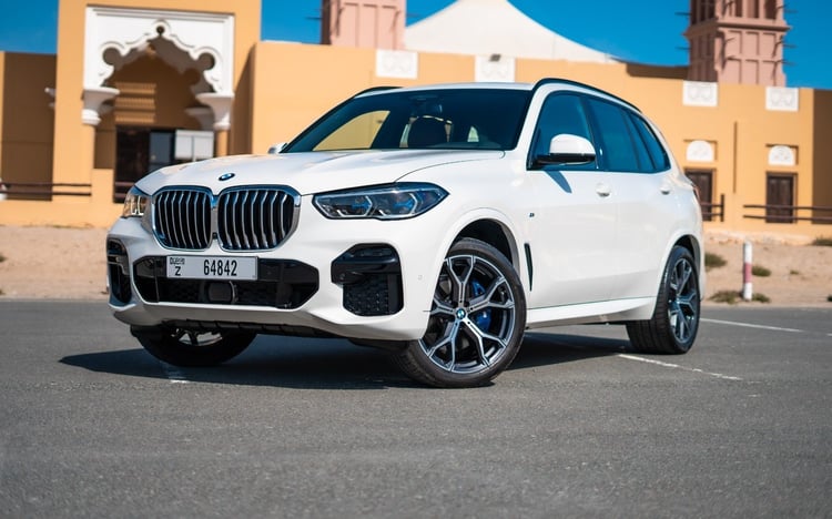 Weiß BMW X5 zur Miete in Abu-Dhabi