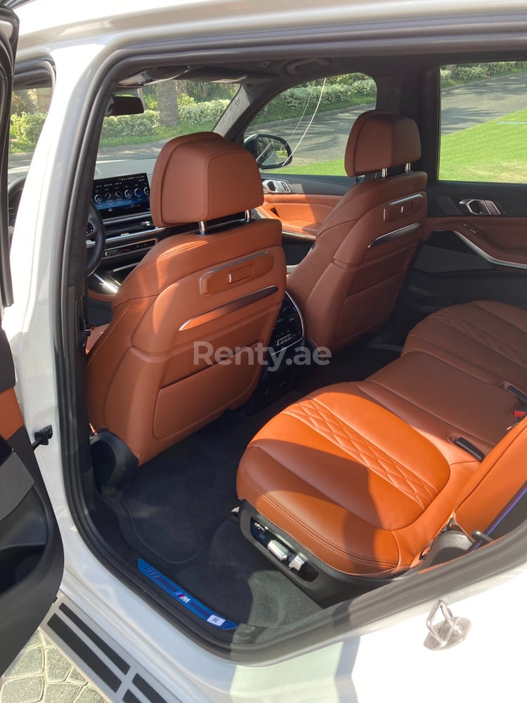 Weiß BMW X7M NEW zur Miete in Dubai 4