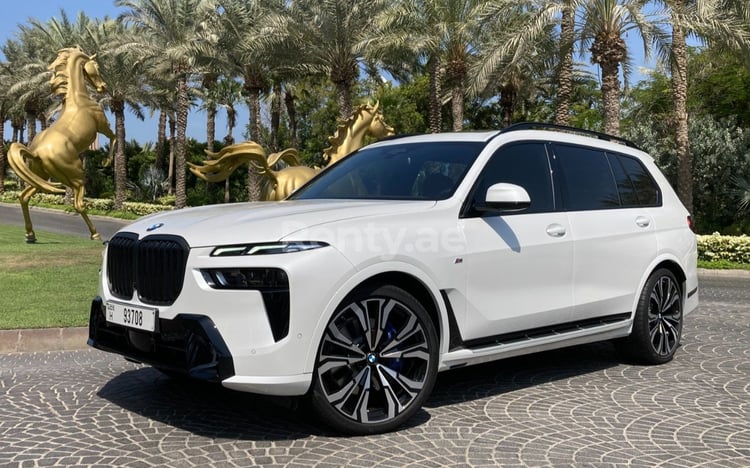 Weiß BMW X7M NEW zur Miete in Dubai