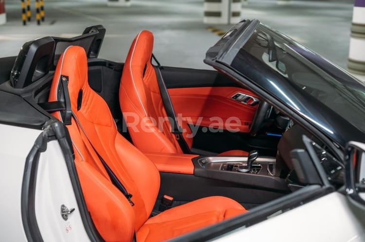 Weiß BMW Z4 cabrio zur Miete in Sharjah 4