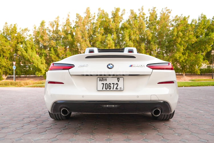 Blanc BMW Z4 en location à Sharjah 3