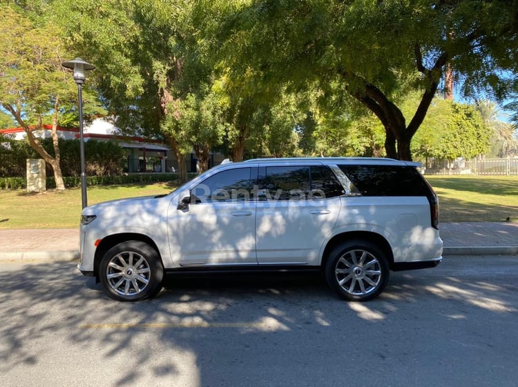 أبيض Cadillac Escalade Platinum للإيجار في الشارقة 1