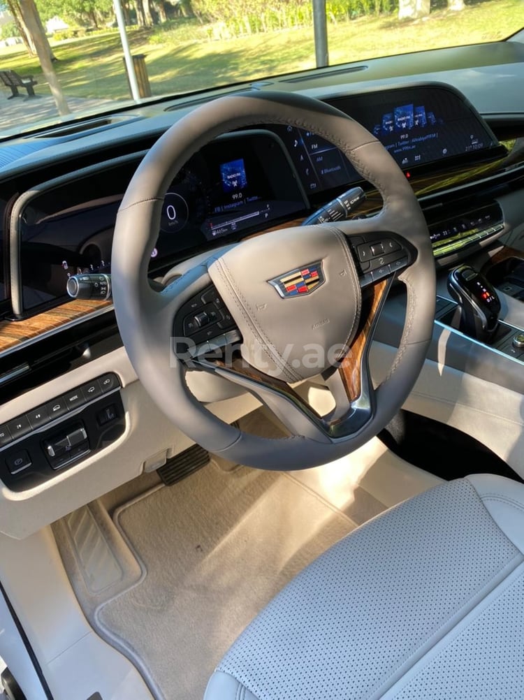 أبيض Cadillac Escalade Platinum للإيجار في دبي 4