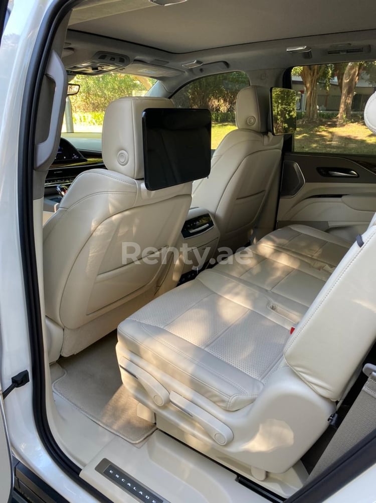 Белый Cadillac Escalade Platinum в аренду в Дубай 6