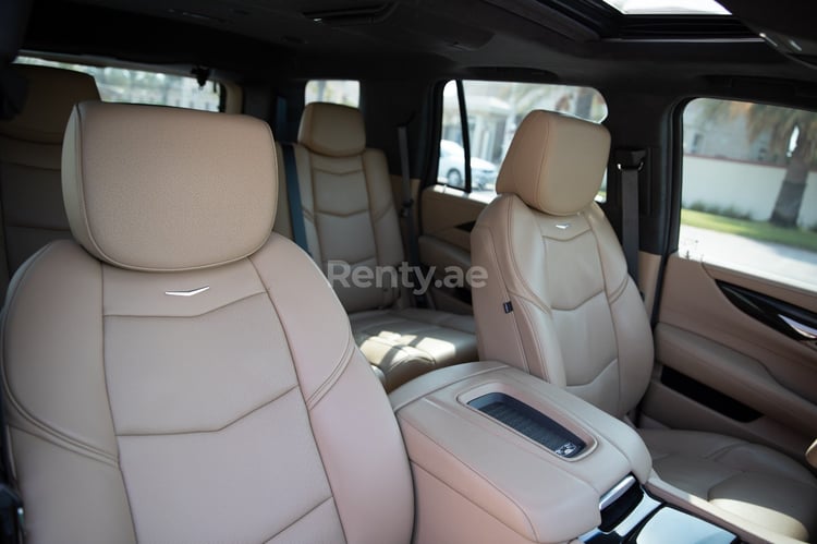 Blanco Cadillac Escalade Platinum en alquiler en Sharjah 2