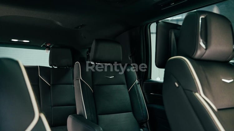 أبيض Cadillac Escalade للإيجار في أبو ظبي 2