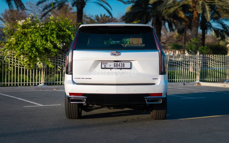 Blanco Cadillac Escalade en alquiler en Dubai 1