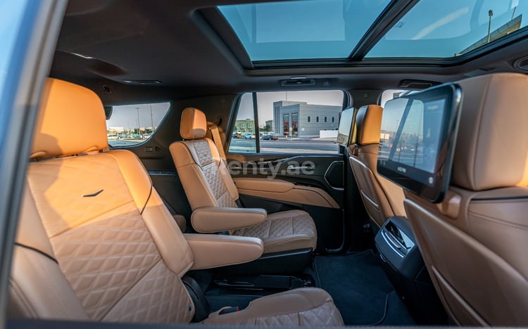 أبيض Cadillac Escalade للإيجار في دبي 3