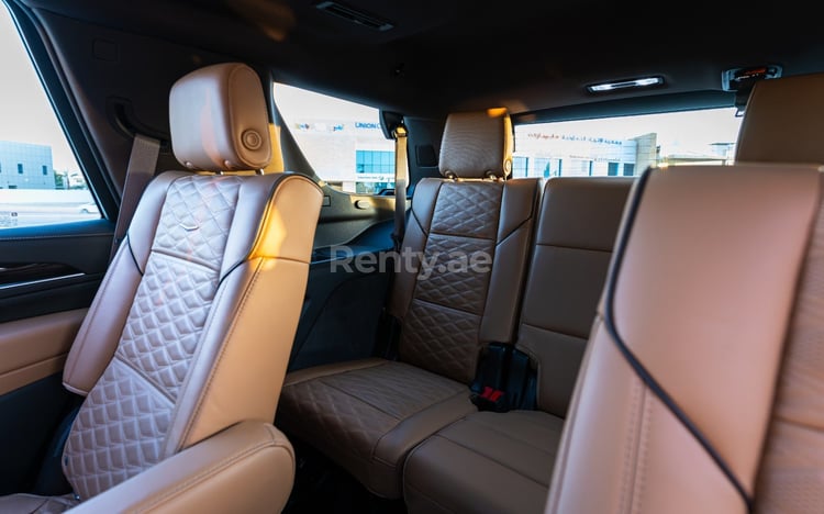 أبيض Cadillac Escalade للإيجار في أبو ظبي 5