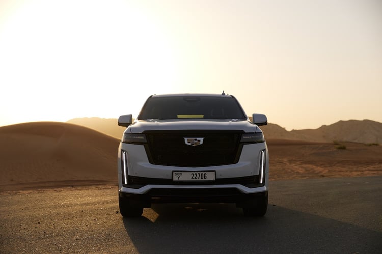 Blanc Cadillac Escalade en location à Abu-Dhabi 0