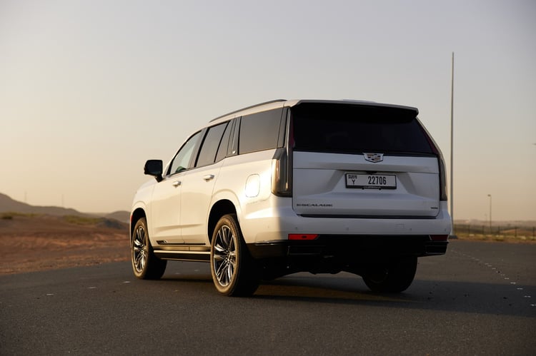 Blanc Cadillac Escalade en location à Dubai 2