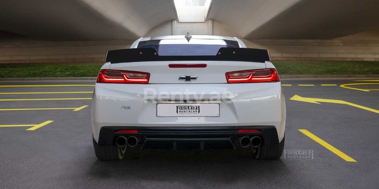 أبيض Chevrolet Camaro للإيجار في دبي 3